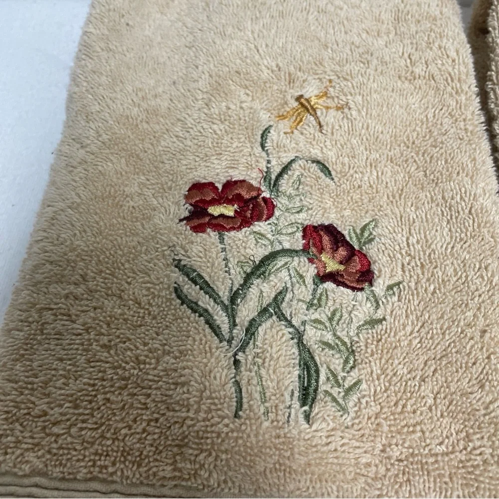 VTG Hand TOWEL SET 3 embroidered flowers, dragonfly, tan 25”x14” GUC